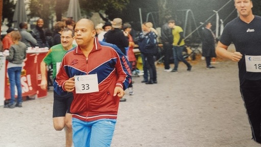 Olivier D'Orio durante una maratona contro il razzismo