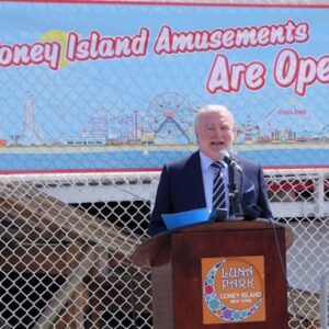 L'avaria del Cyclone non ferma la Coney Island targata Italia Alberto Zamperla, presidente dello Zamperla Group, che gestisce il parco giochi di Coney Island, ha aperto ufficialmente la stagione del Luna Park domenica 29 marzo