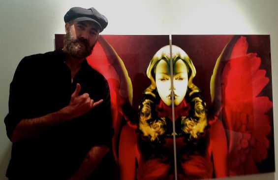 Alexo Wandael e il suo Angelo, all'opening della mostra Revealing Muses.
