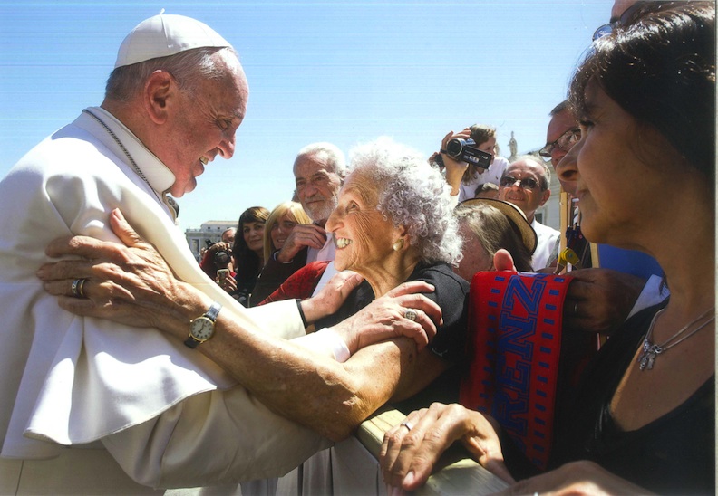 Piazza San Pietro, 22 aprile 2015: Papa Francesco abbraccia Angela “Lita” Boitano