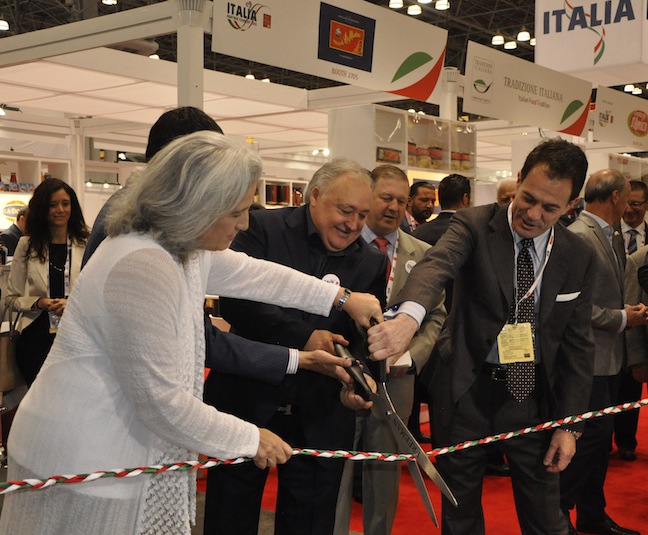 Donato Cinelli della Universal Marketing eMaurizio Forte, direttore dell'ICE tagliano il nastro del padiglione italiano al Fancy Food