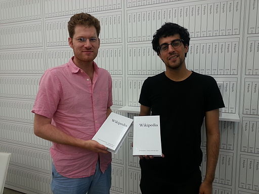 Michael Mandiberg e il suo assistente Jonathan Kiritharan. Foto: By HaeB (Own work) via Wikimedia Commons