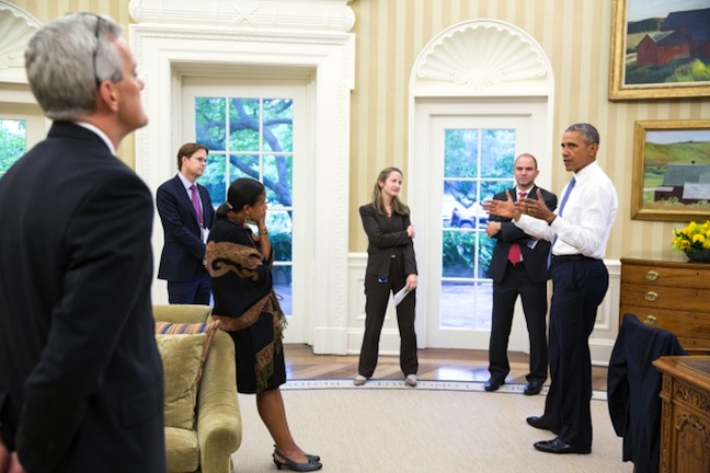 Il presidente Barack Obama nell'ufficio ovale annuncia al suo staff il raggiungimento a Vienna dell'accordo nucleare con l'Iran (Foto Casa Bianca - Pete Souza)