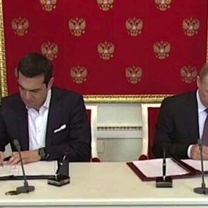Una lettura diversa della crisi greca: Tsipras ha perso una battaglia, ma Russia e Cina...