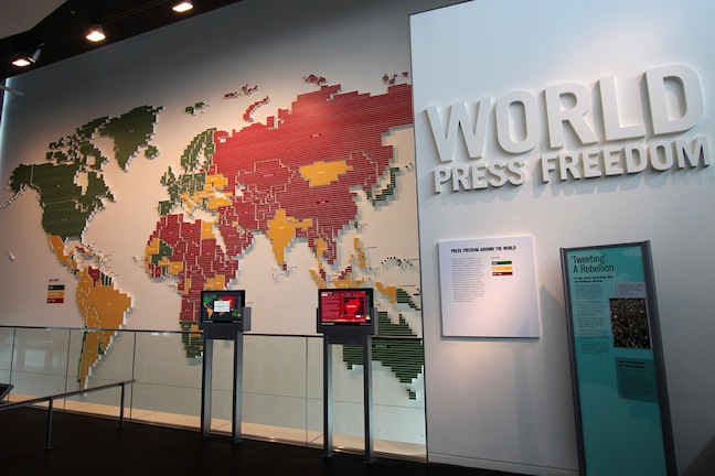La World Press Freedom Map del Newseum di Washington, DC, in cui nelle nazioni in verde c'è la piena libertà di stampa: notare il colore dell'Italia...