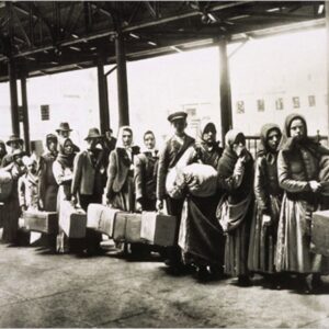 Noi emigrati, destinati a vivere tra due mondi