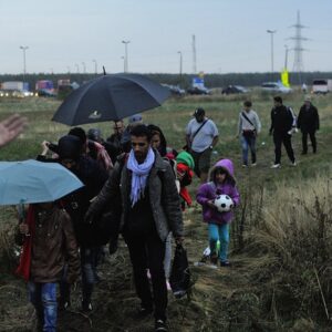 Mogens Lykketoft: "Non è un crimine ma un diritto chiedere rifugio e asilo” Rifugiati siriani al confine tra Ungheria e Austria (Foto UNHCR/Mark Henley)