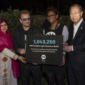 Tra le stelle del Global Citizen Concert al Central Park non brilla quella di Renzi Il Segretario Generale dell'ONU Ban Ki-moon (a destra) with Malala Yousafzai (a sinistra), Bono (al centro), e una volontaria al the Global Citizen Festival. (Foto ONU /Eskinder Debebe)