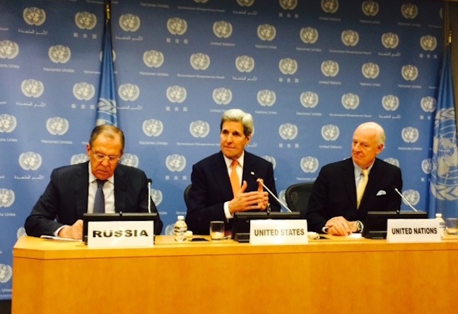 Sergey Lavrov, John Kerry e Staffan De Mistura alla conferenza stampa sulla risoluzione del Consiglio di Sicurezza per la Siria