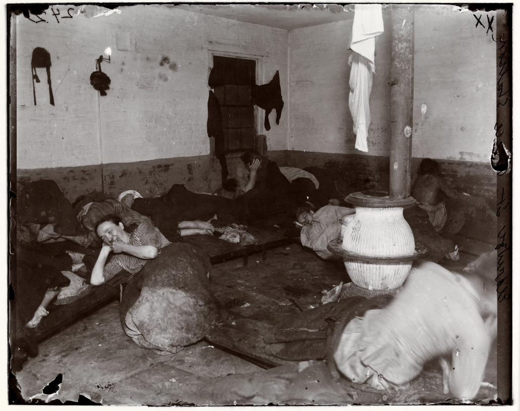 Police Station Lodgers 18. Eldridge Street Station, Women lodger. Jacob Riis Police Station Lodgers 18. Eldridge Street Station, Women lodgers.
Women sleeping on plank beds and the floor. Foto di Jacob Riis (ca. 1890). Chicago Albumen Works