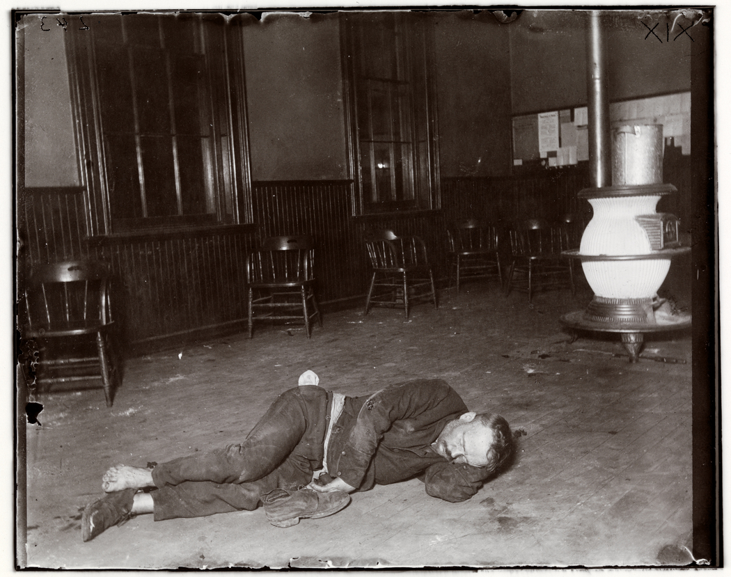 Police Station Lodgers 19. The Single typhus lodger in Eldridge. Jacob Riis. Police Station Lodgers 19. The Single typhus lodger in Eldridge Street, he lay by the stove in the policemen's room no one dreaming what ailed him. Foto di Jacob Riis. Chicago Albumen Works