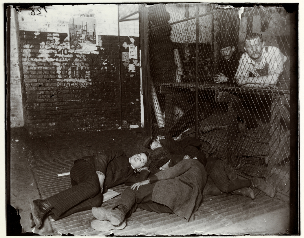 2 a.m. in the delivery room in the “Newsboys Sleeping in the Offices of the New York Sun, 1891-1892”. Foto di Jacob Riis. Museum of the City of New York. Dono di Roger William Riis