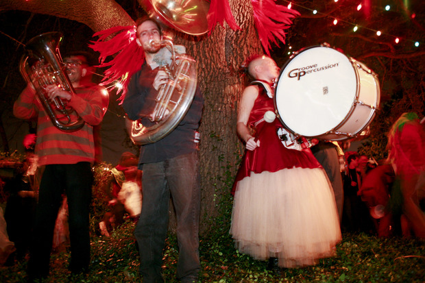 Carnevale New Orleans Una parodia sull’amore tra brass band e danze in un giardino di una casa nel quartiere Bywater. Foto: Gisella Sorrentino