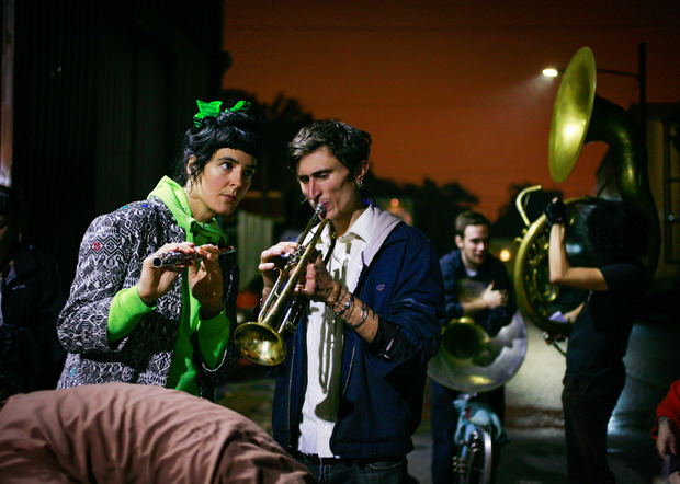 carnevale New Orleans La strada era diventa teatro per le prove, anche sotto la pioggia. Passeggiando per Flauburg Marigny mi sono imbattuta nelle prove delle Eris Band. Foto: Gisella Sorrentino