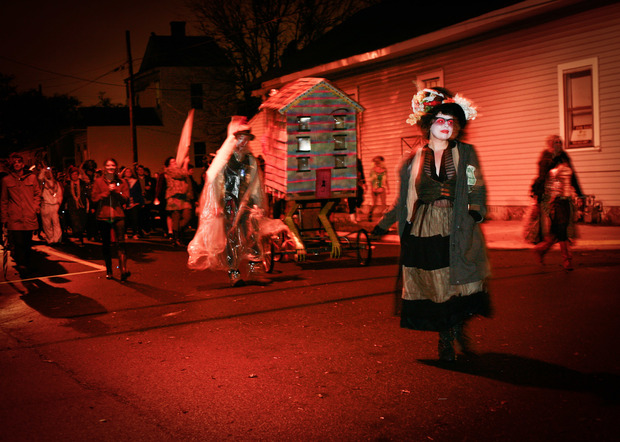 Carnevale New Orleans Parata di streghe per la sfilata notturna indipendente nel quartiere Marigny. Foto: Gisella Sorrentino