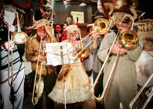 Carnevale New Orleans A fine parata, tutti a fare festa in un edificio industriale nel quartiere Bywater con un concerto di musica ad ottoni. Foto: Gisella Sorrentino performance e follia