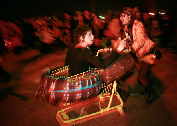 Carnevale New Orleans La Krewe de Poux (Squadra di Pidocchi), composta da giovani punk e ciclisti alternativi di Marigny e ByWater organizza una sfilata satirica che finisce con una gara di carrelli della spesa creativamente addobbati la domenica prima di Martedi’ Grasso. Foto: Gisella Sorrentino
