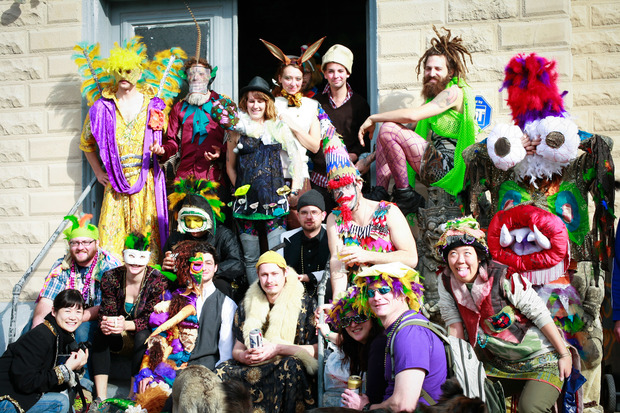 Carnevale New Orleans Il gruppo di creativi che gravitava intorno al costume lab e alla chiesa sconsacrata. Foto: Gisella Sorrentino