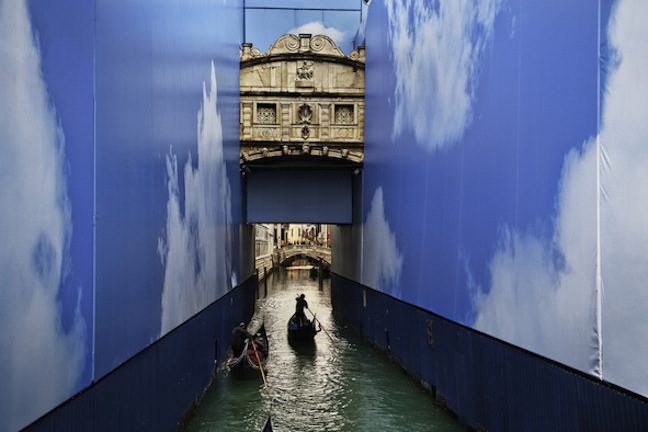 Steve McCurry, “Gondole in un canale”, Venezia, marzo 2011 © Steve McCurry
