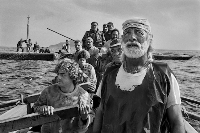 Sebastião Salgado, “Gli equipaggi, condotti dal rais, si radunano all’alba per dare inizio alla mattanza”, Trapani, 1991 © Sebastião Salgado / Amazonas Images