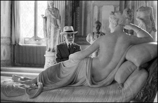 David Seymour, “Bernard Berenson osserva la statua di Paolina Borghese di Antonio Canova alla Galleria Borghese di Roma”, Roma, 1955 © David Seymour / Magnum Photos