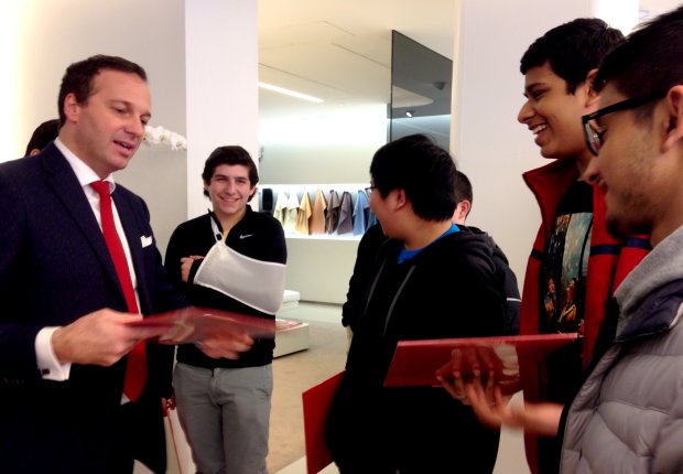 ll general manager dello showroom Ferrari, Patrizio Sbaragli, con gli studenti