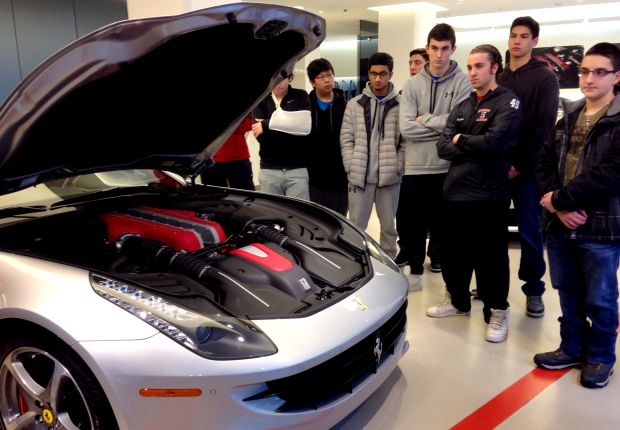 Gli studenti davanti a un modello Ferrari
