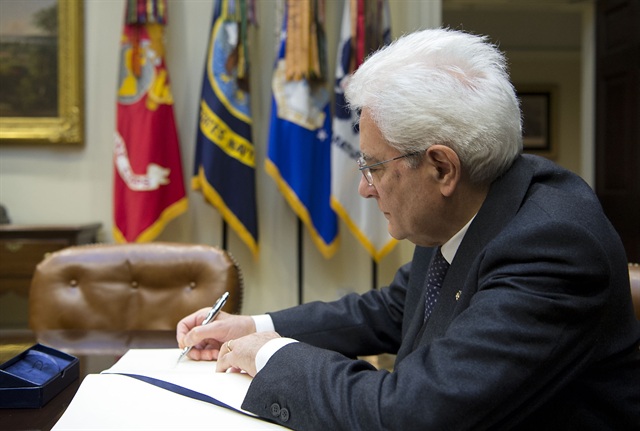 Il Presidente Sergio Mattarella firma il Libro degli Ospiti (Ph: Quirinale