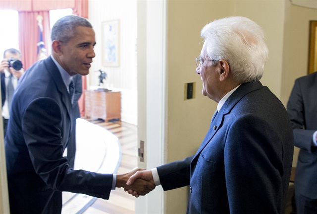 Il Presidente della Repubblica italiana Sergio Mattarella accolto dal Presidente degli Stati Uniti d'America Barack Obama (Ph: Quirinale)