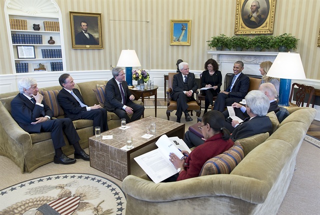 Mattarella e Obama con il Ministro degli esteri, Paolo Gentiloni, e il Vice Presidente USA, Joe Biden, allo Studio Ovale (Ph: Quirinale)