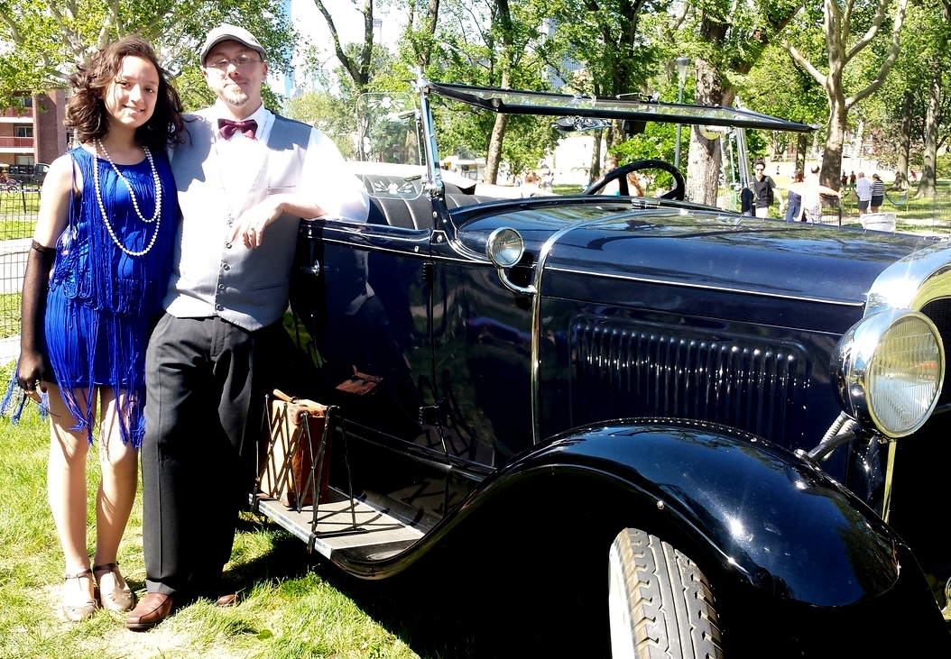 1) Richard e Hana dal New Jersey, proprietari della macchina d’epoca Phoeton del 1930. “Mio padre – ci racconta Hana – ha comprato questa macchina dal Canada su ebay lo scorso novembre e ora la diamo a noleggio per eventi privati e film”.