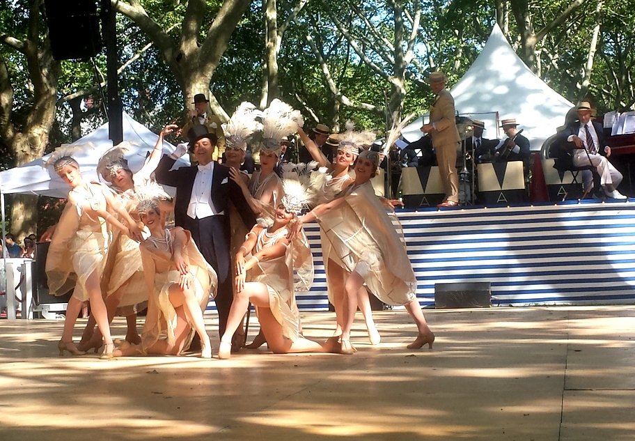 Le ballerine, accompagnate dalla voce suadente di Gregory Moore, compongono aggraziate coreografie.