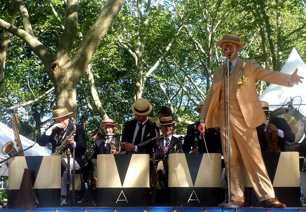 Michael Arenella è il fondatore del Jazz Age Lawn Party e con la sua Dreamland Orchestra ogni anno fa ballare il pubblico a perdifiato.
