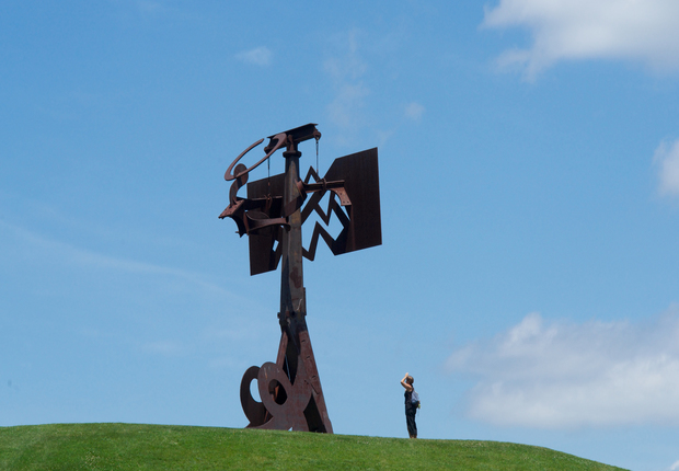Mark di Suvero, Frog Legs, 2002.
Lent by the artist and Spacetime, C.C., New York.
Photograph by Jerry L. Thompson.