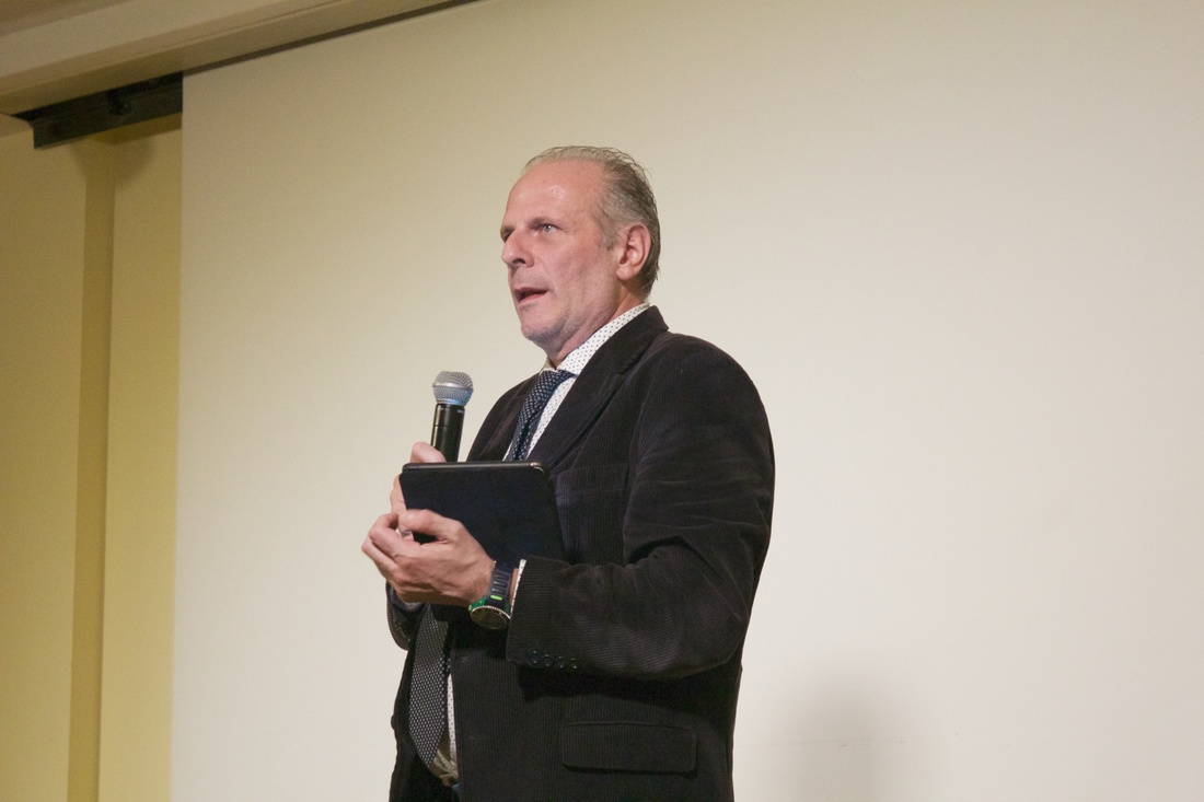 Stefano Albertini, direttore della Casa Italiana introduce la serata. Foto: Byron Salazar