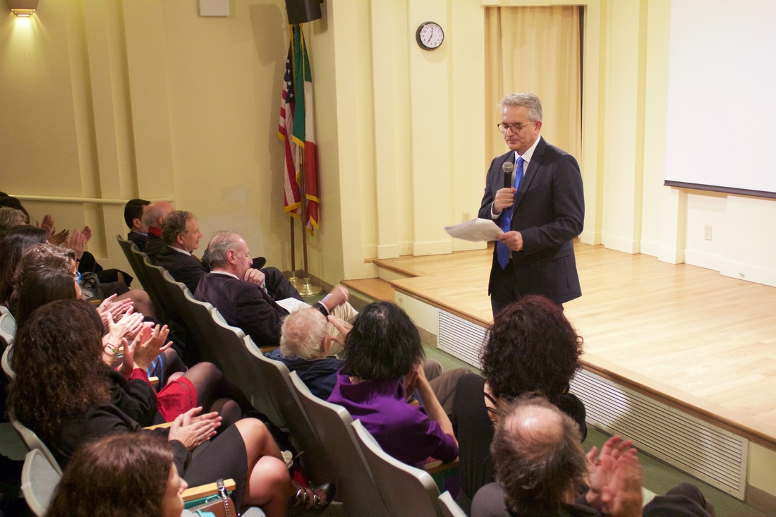 Stefano Vaccara parla agli ospiti riuniti alla Casa Italiana. Foto: Byron Salazar