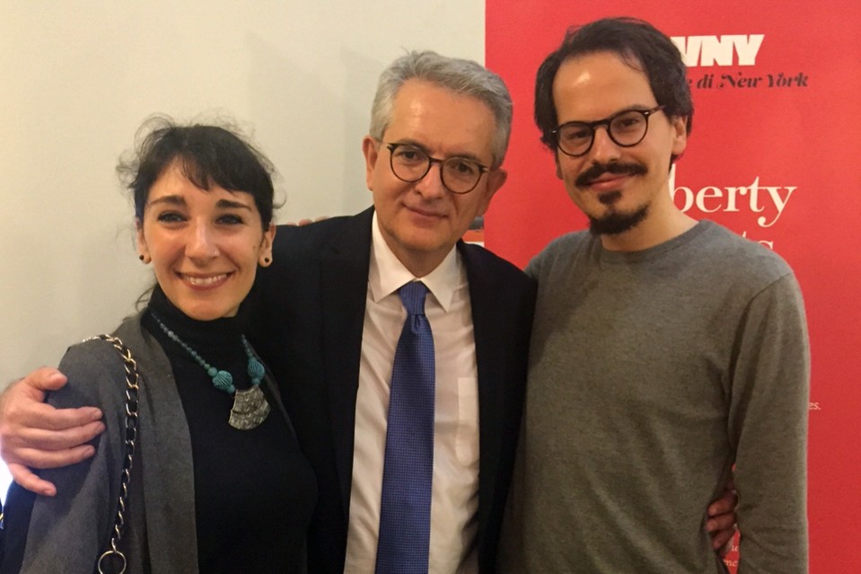 Stefano con la collaboratrice de La Voce Viola Brancatella e Claudio Casale