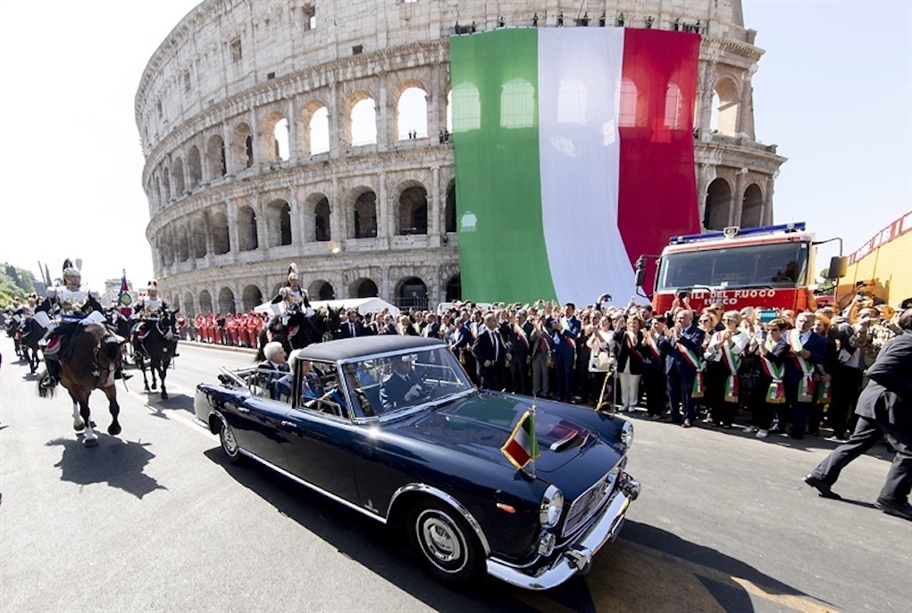 festa-repubblica-mattarella-colosseo-bandiera La macchina col Presidente Sergio Mattarella passa davanti al Colosseo nel giorno della Festa della Repubblica (Foto Quirinale.it)