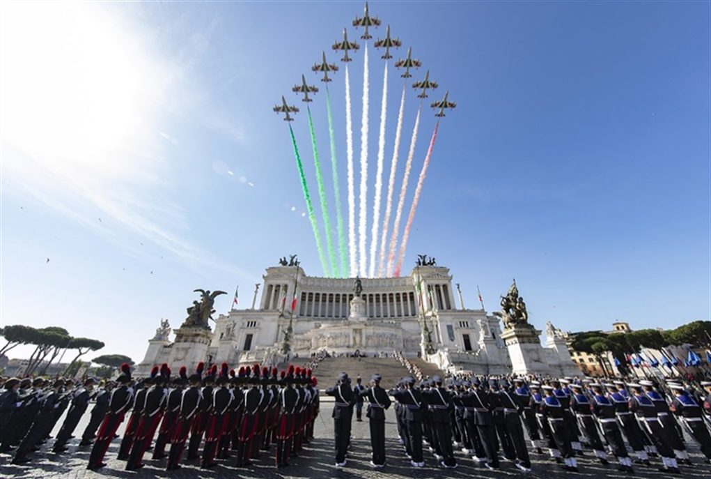 Foto (5) l Presidente della Repubblica Sergio Mattarella depone una corona d'alloro al Monumento del Milite Ignoto all'Altare della Patria in occasione della Festa della Repubblica