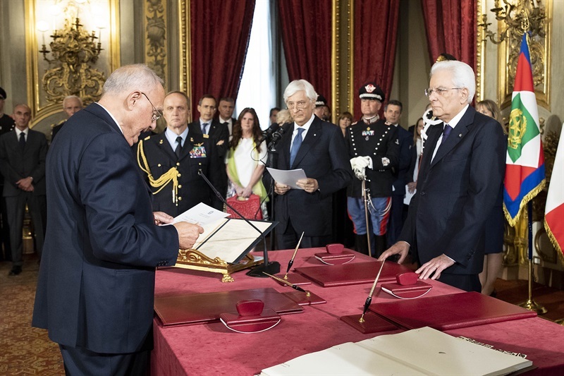 governo-conte-savona Il ministro per i rapporti con l'Europa Savona presta giuramente davanti al Presidente Sergio Mattarella