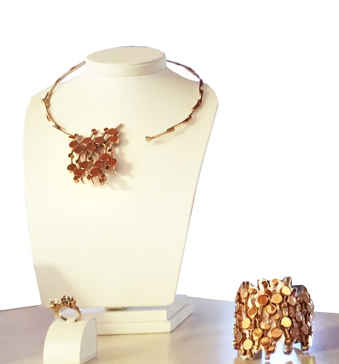 Manuela Telesca
Potenza. “Collezione Futura”. Bracciale argento/bronzo/oro bianco/
diamanti con lavorazione su lastra. Collier argento/bronzo/oro bianco/
diamanti con lavorazione su lastra. Anello argento/bronzo/oro bianco/
diamanti con lavorazione su lastra