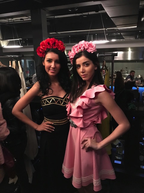 Elena Hristova con una modella
