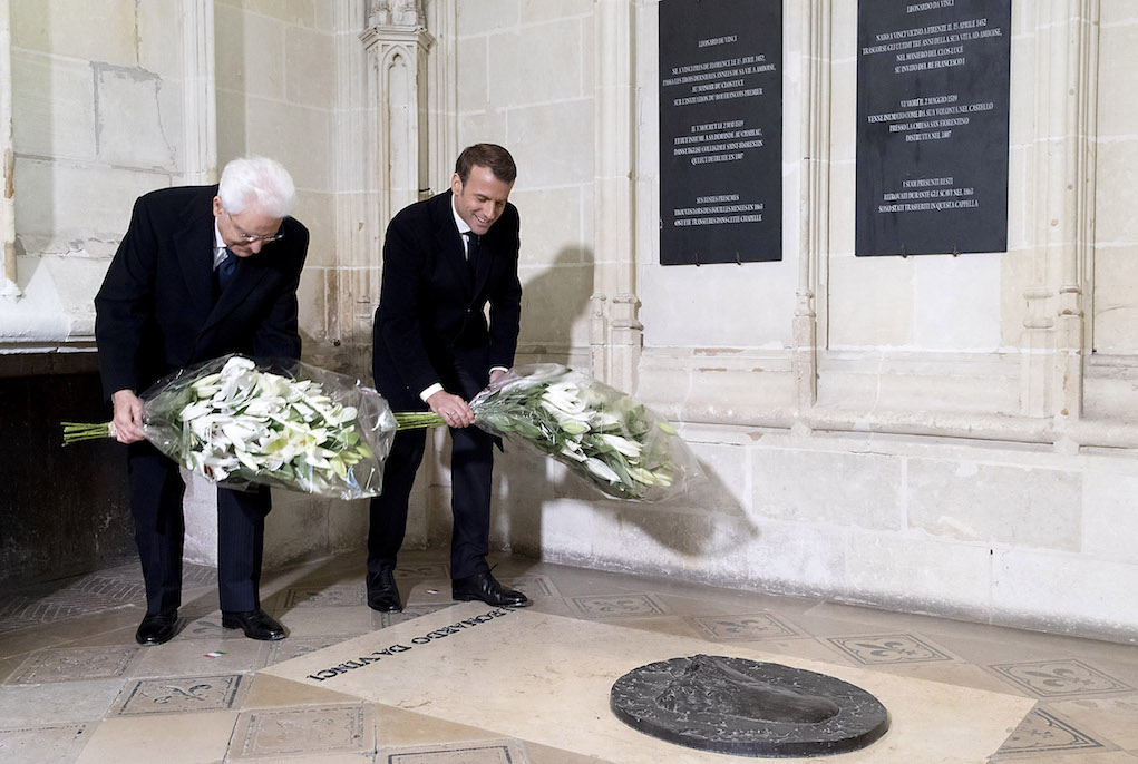 leonardo-mattarella-macron-fiori-su-tomba Amboise - Il Presidente della Repubblica Sergio Mattarella con il Presidente della Repubblica Francese Emmanuel Macron al Castello di Amboise, in occasione delle celebrazioni francesi per il 500esimo anniversario della morte di Leonardo da Vinci, oggi 2 maggio 2019.
(Foto di Paolo Giandotti - Ufficio per la Stampa e la Comunicazione della Presidenza della Repubblica)