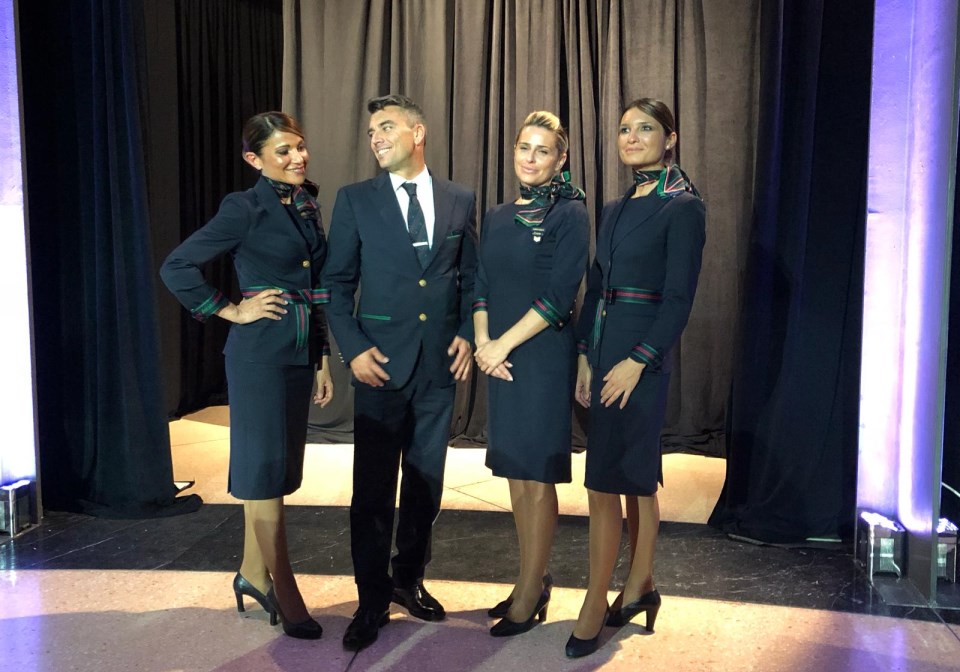 Gli assistenti di volo Alitalia Emanuela, Jacopo, Alessia e Grazia si prestano per una foto di gruppo