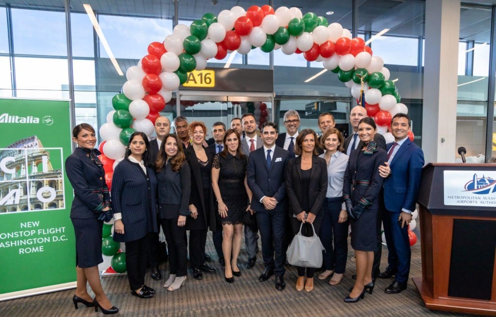 Il team Alitalia che ha inaugurato il primo arrivo