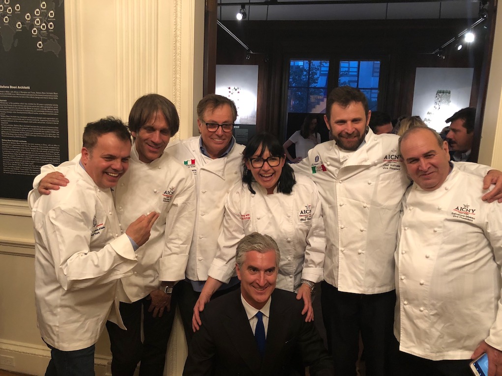 Il console generale Francesco Genuardi con gli chef