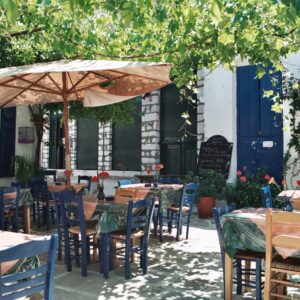 Naxos_Taverna. Photo Wikipedia Taverna in Naxos, Greece. Photo Wikipedia