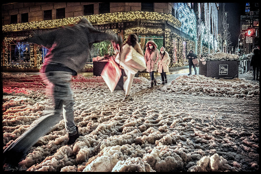 fifthavenue-newyork-neve-natale-pandemia-terrywsanders Le strade della 5th Avenue, New York, ricoperte di neve, dicembre 2020 (di Terry W. Sanders)