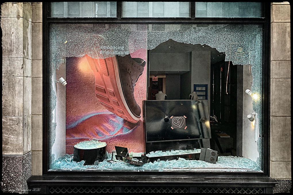 Giugno 2020, New York, Una vetrina rotta nella prima notte di BLM da criminali che hanno approfittato delle proteste (di Terry W. Sanders)