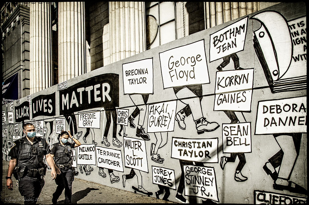 giugno_blm_mural_police_scontri-polizia-newyork-terrywsanders Giugno 2020, Union Square, New York, La passeggiata dell'ironia (di Terry W. Sanders)